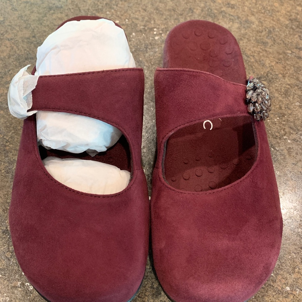 Vionic slip on shoes